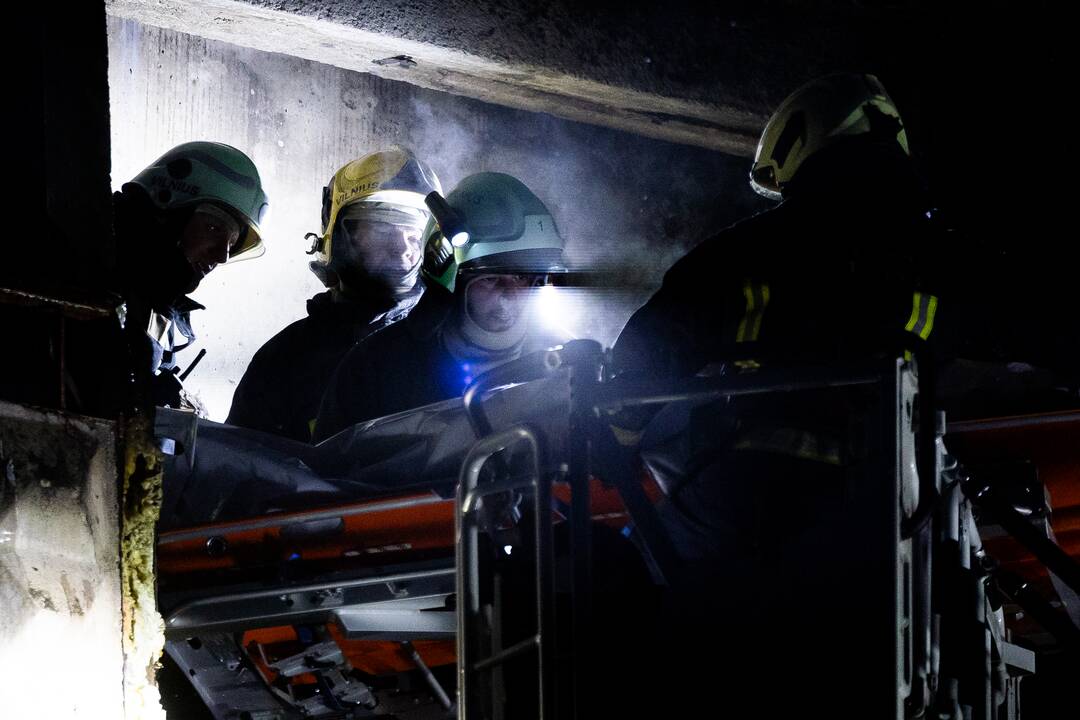 Ugniagesiai bando ištraukti žuvusiųjų kūnus iš Viršuliškių daugiabučio