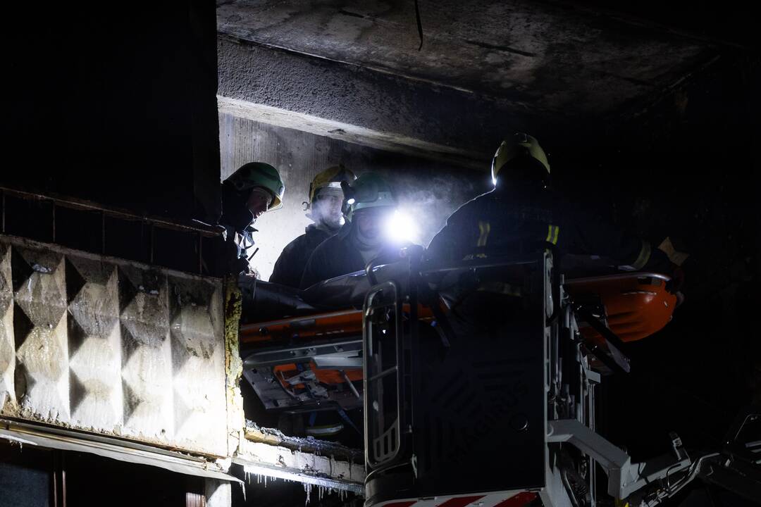 Ugniagesiai bando ištraukti žuvusiųjų kūnus iš Viršuliškių daugiabučio