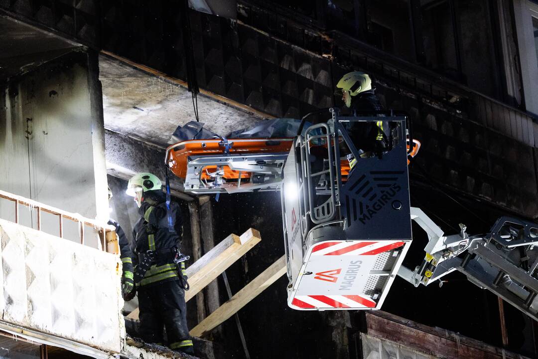 Ugniagesiai bando ištraukti žuvusiųjų kūnus iš Viršuliškių daugiabučio