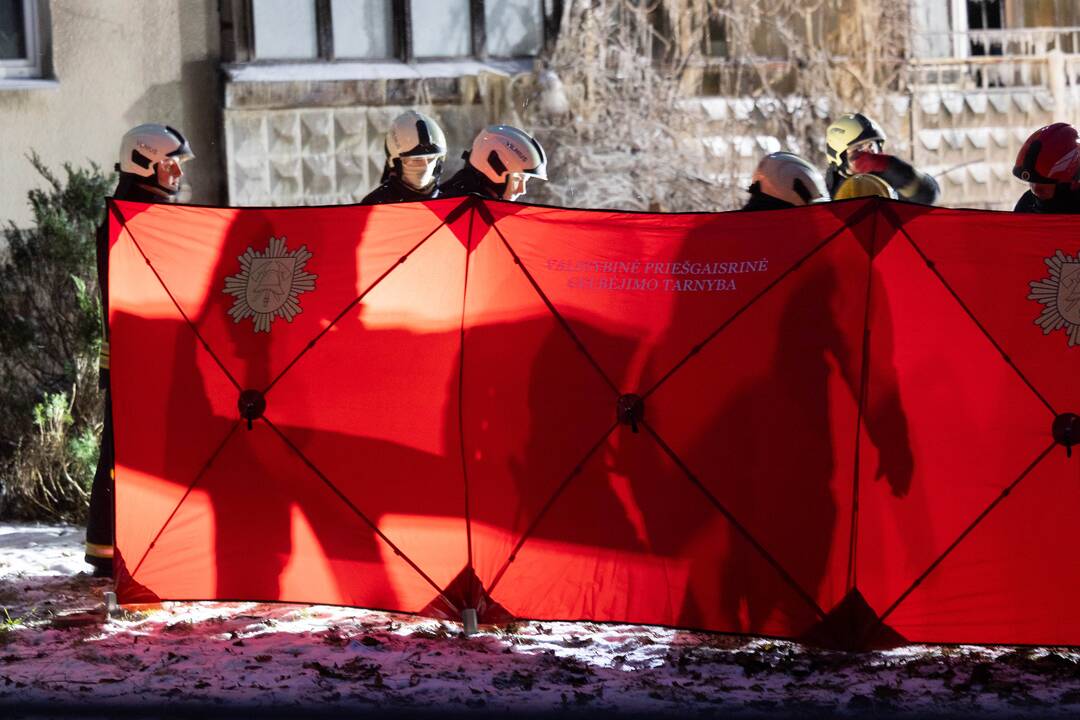 Ugniagesiai bando ištraukti žuvusiųjų kūnus iš Viršuliškių daugiabučio