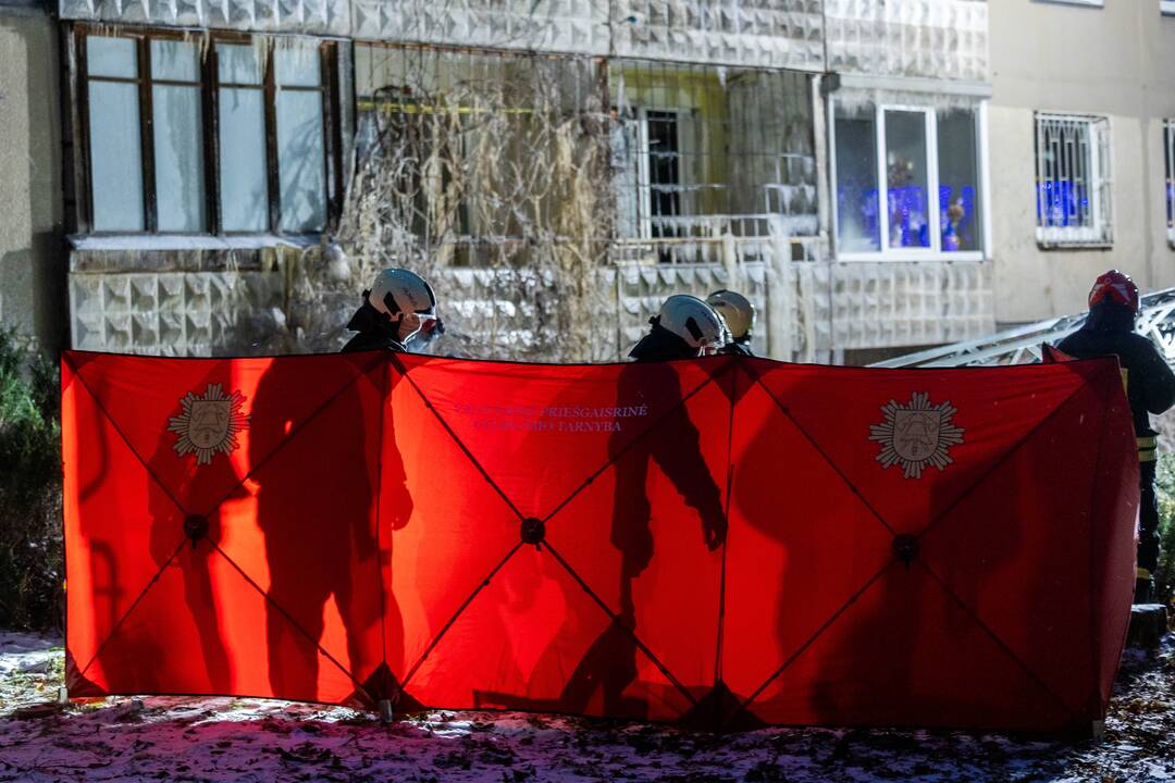 Ugniagesiai bando ištraukti žuvusiųjų kūnus iš Viršuliškių daugiabučio
