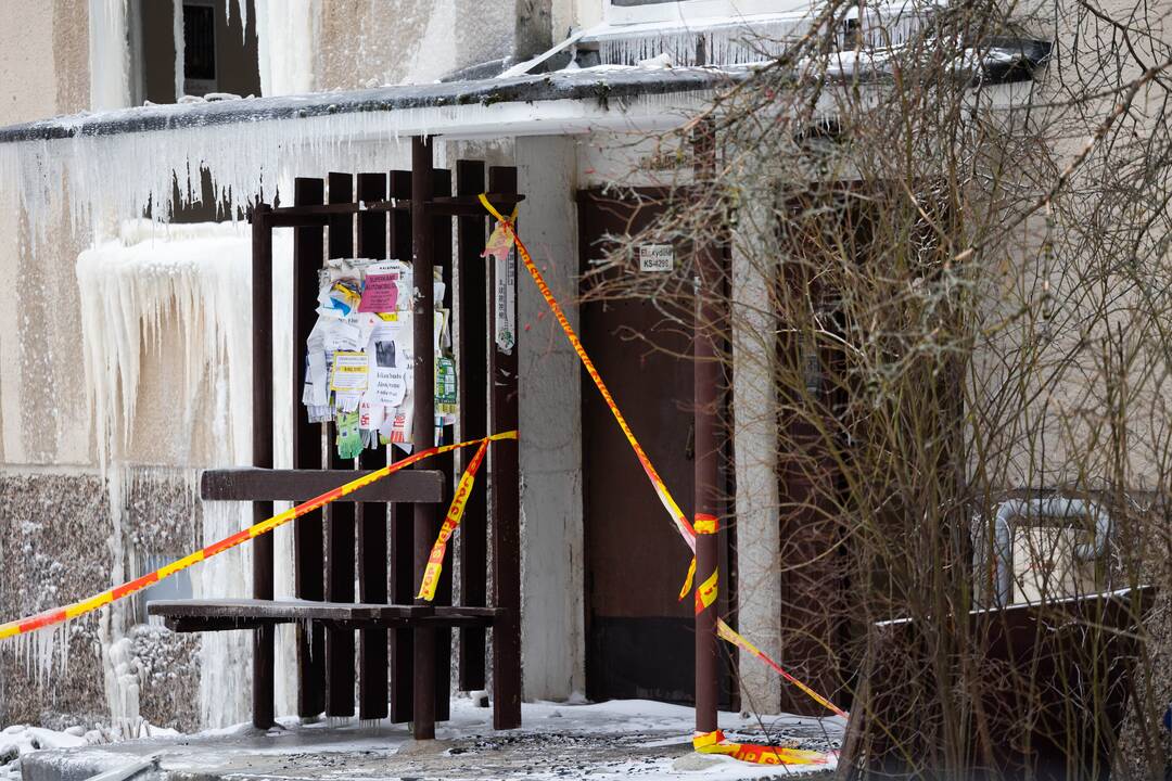 Sudegusio Viršuliškių daugiabučio gyventojai pasiima asmeninius daiktus