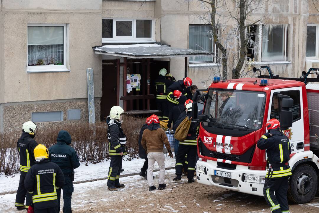 Sudegusio Viršuliškių daugiabučio gyventojai pasiima asmeninius daiktus