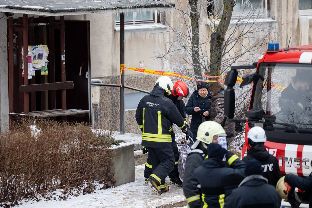 Sudegusio Viršuliškių daugiabučio gyventojai pasiima asmeninius daiktus
