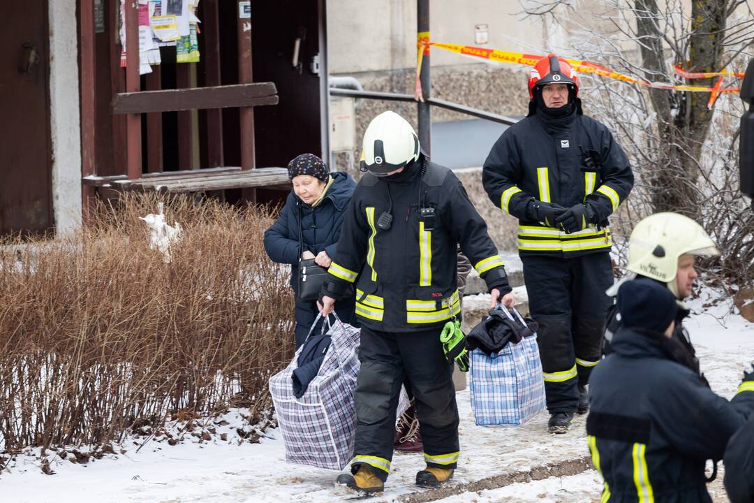 Sudegusio Viršuliškių daugiabučio gyventojai pasiima asmeninius daiktus