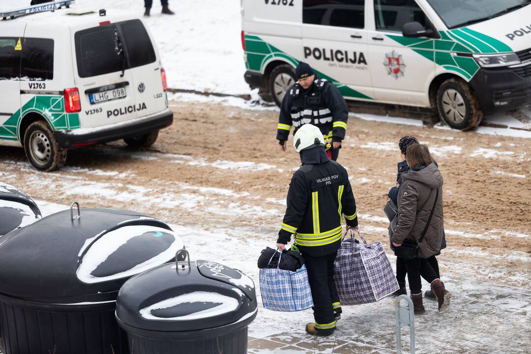 Sudegusio Viršuliškių daugiabučio gyventojai pasiima asmeninius daiktus