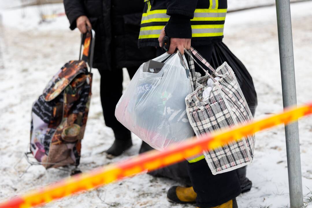 Sudegusio Viršuliškių daugiabučio gyventojai pasiima asmeninius daiktus
