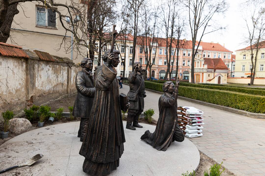 Naujos skulptūros prie Pranciškonų bažnyčios Vilniuje