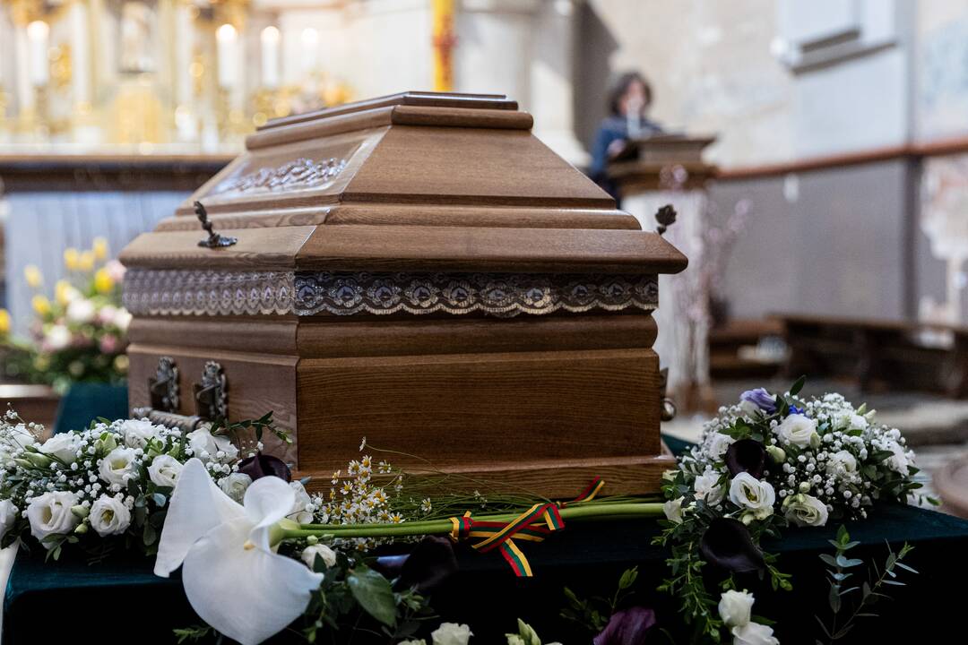Disidentės, vienuolės N. Sadūnaitės laidotuvės