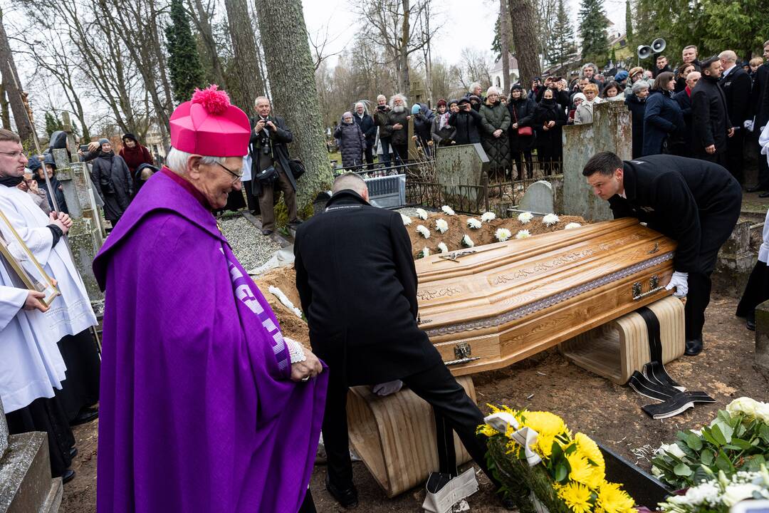 Disidentės, vienuolės N. Sadūnaitės laidotuvės