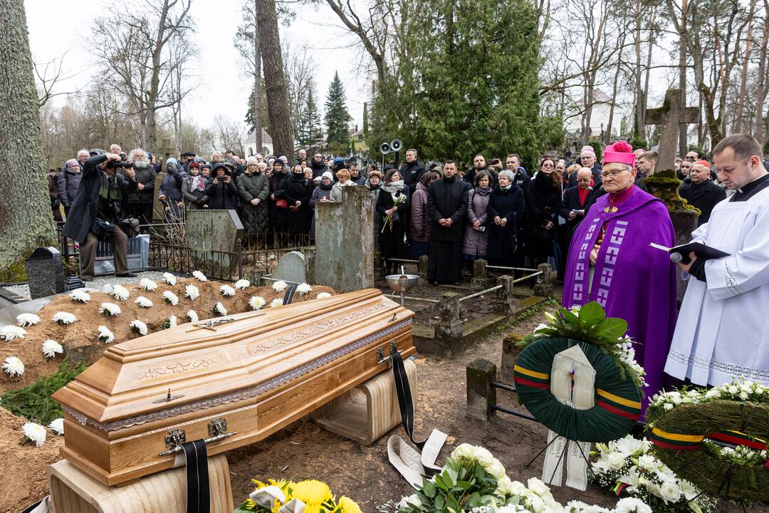 Disidentės, vienuolės N. Sadūnaitės laidotuvės
