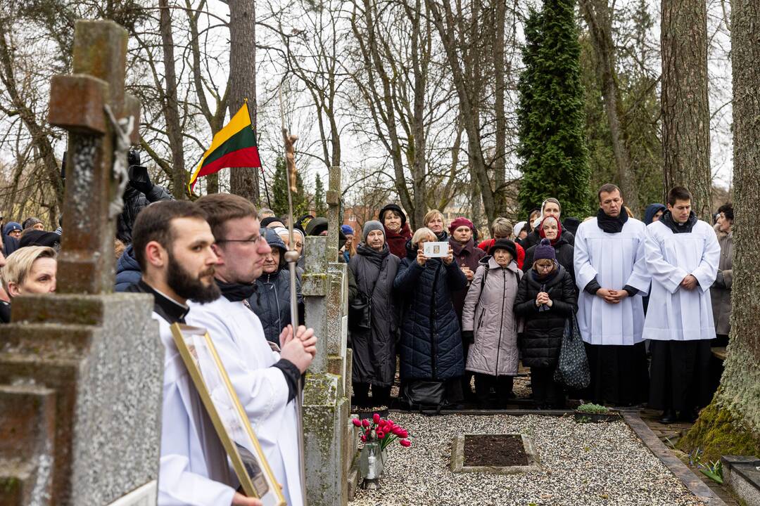Disidentės, vienuolės N. Sadūnaitės laidotuvės