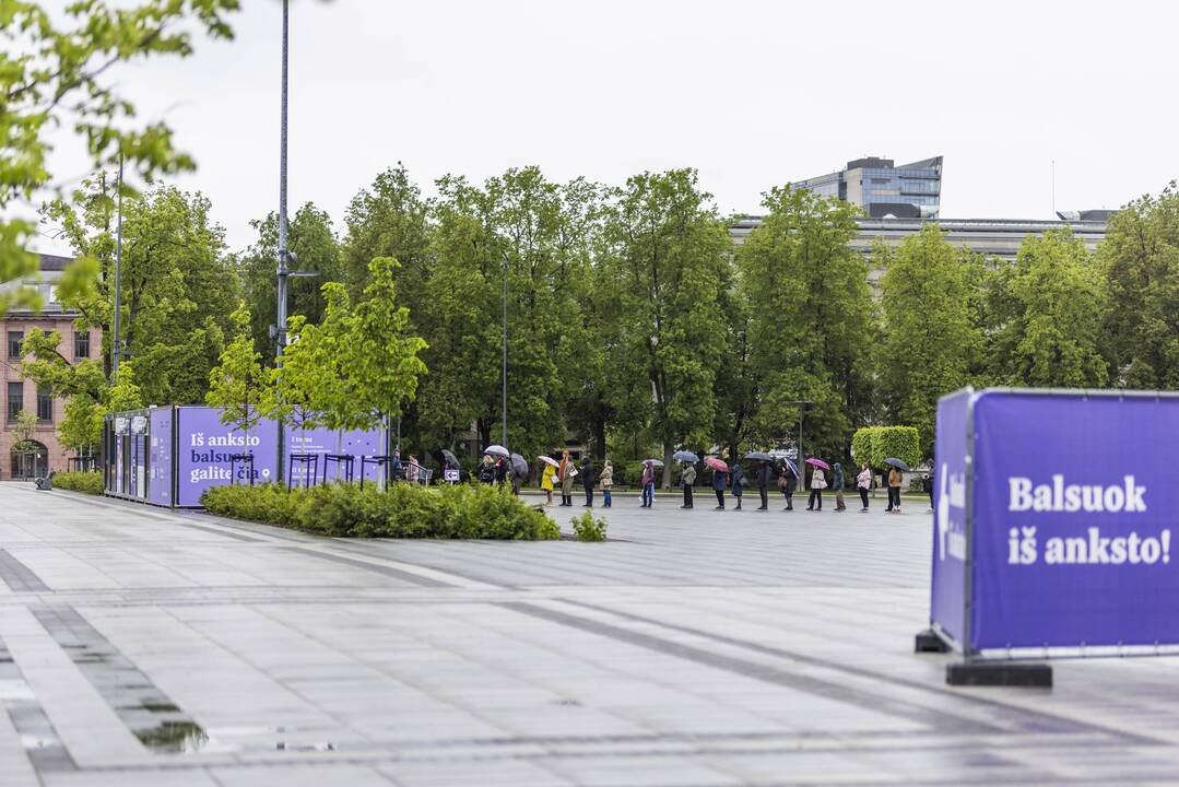 Prasidėjo balsavimas iš anksto renkant prezidentą, pilietybės referendume