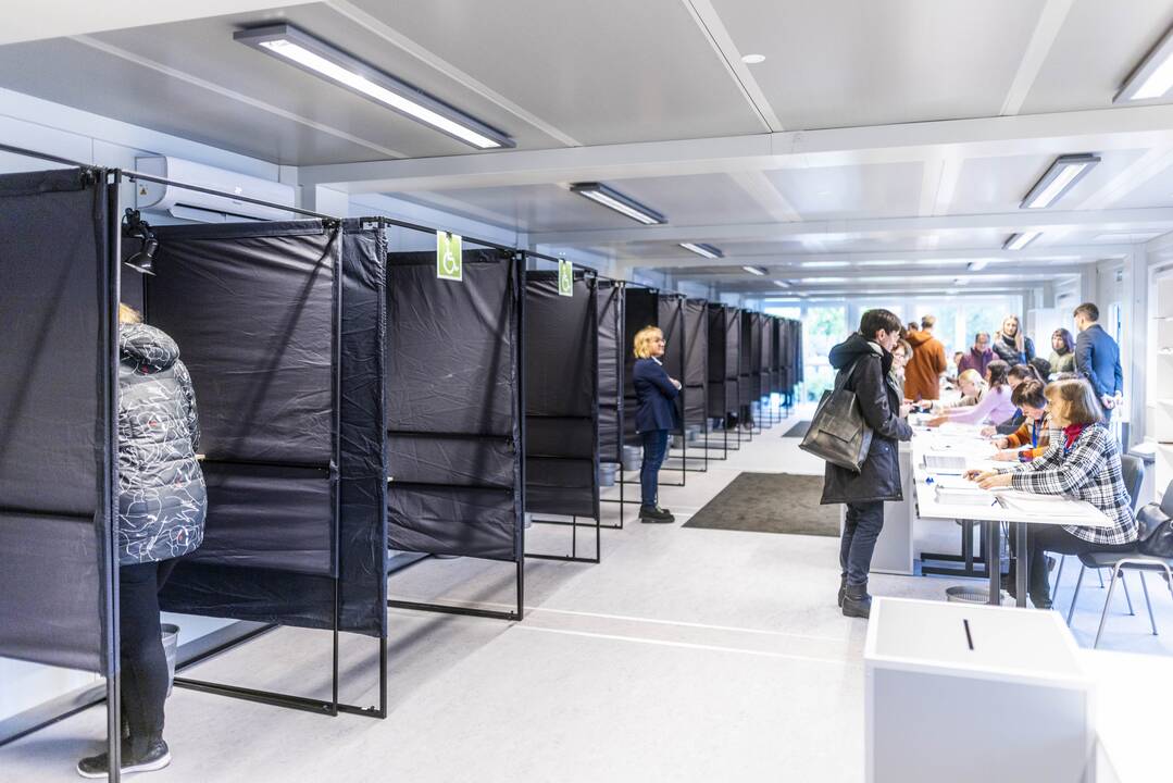 Prasidėjo balsavimas iš anksto renkant prezidentą, pilietybės referendume