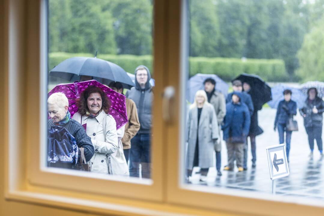 Prasidėjo balsavimas iš anksto renkant prezidentą, pilietybės referendume