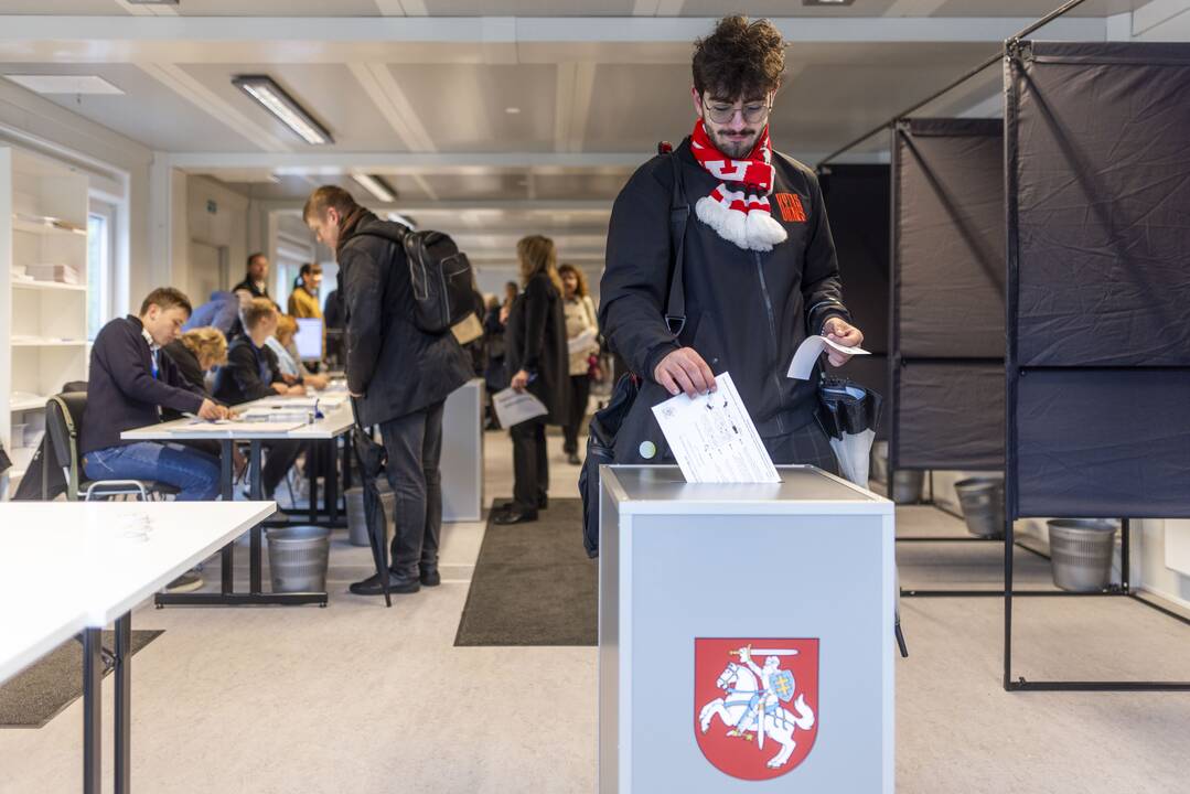 Prasidėjo balsavimas iš anksto renkant prezidentą, pilietybės referendume
