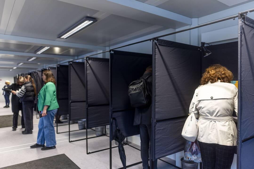 Prasidėjo balsavimas iš anksto renkant prezidentą, pilietybės referendume