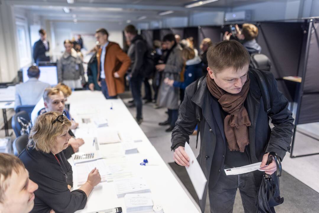 Prasidėjo balsavimas iš anksto renkant prezidentą, pilietybės referendume