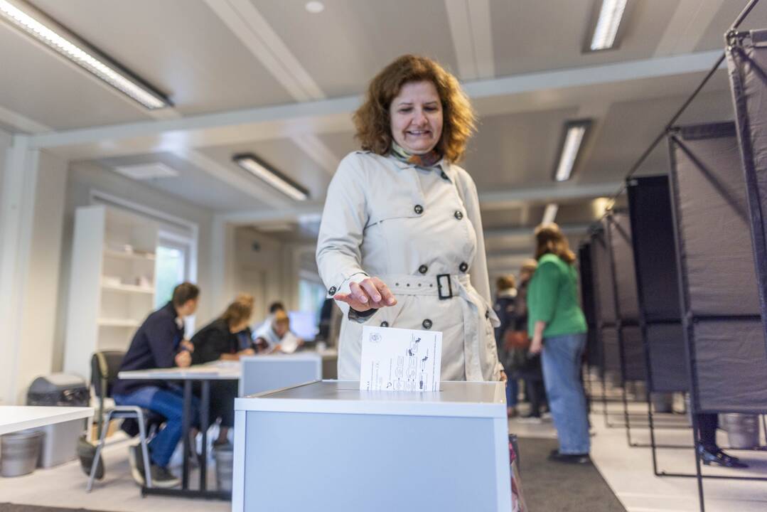 Prasidėjo balsavimas iš anksto renkant prezidentą, pilietybės referendume