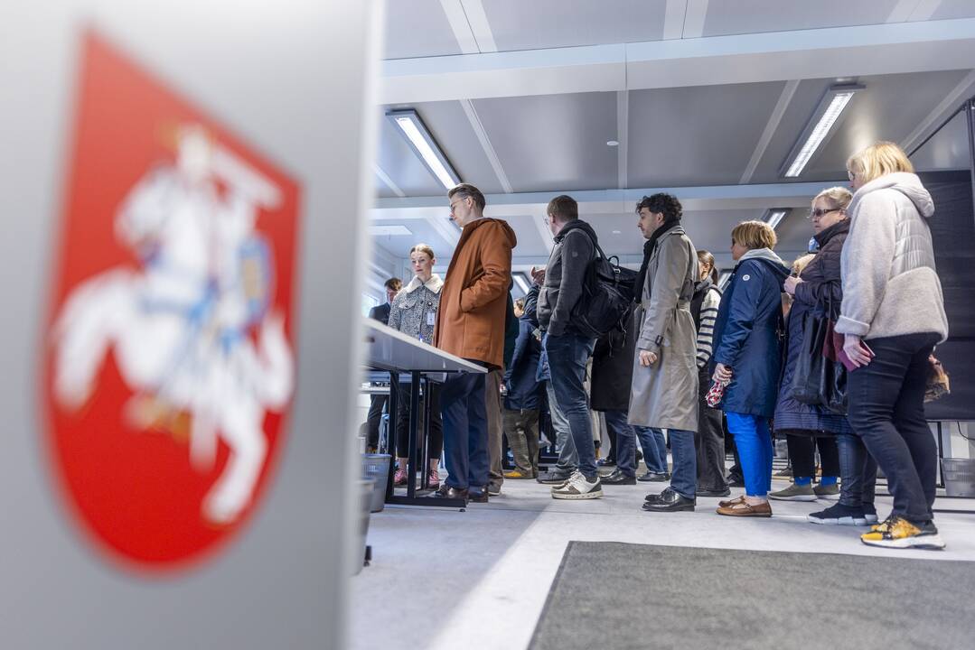 Prasidėjo balsavimas iš anksto renkant prezidentą, pilietybės referendume