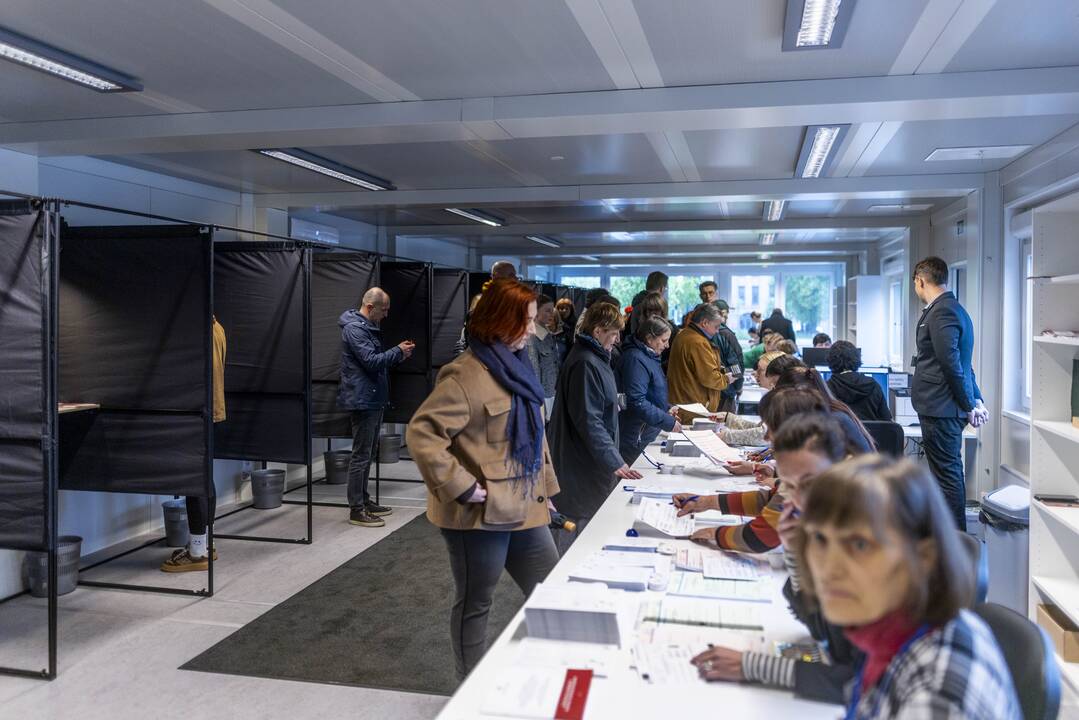 Prasidėjo balsavimas iš anksto renkant prezidentą, pilietybės referendume
