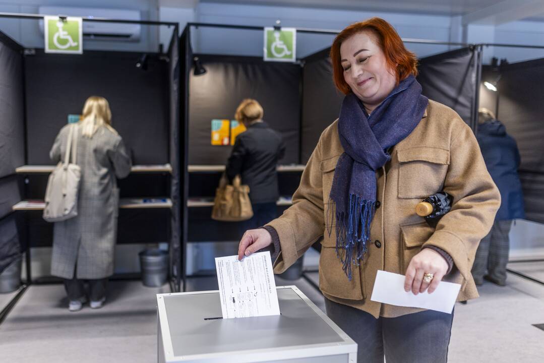 Prasidėjo balsavimas iš anksto renkant prezidentą, pilietybės referendume