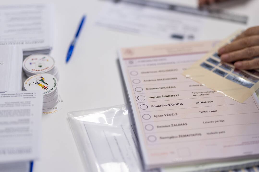 Prasidėjo balsavimas iš anksto renkant prezidentą, pilietybės referendume