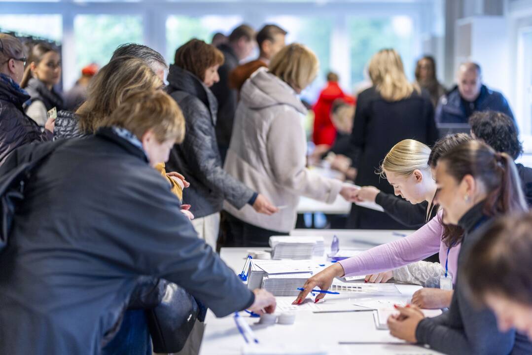 Prasidėjo balsavimas iš anksto renkant prezidentą, pilietybės referendume