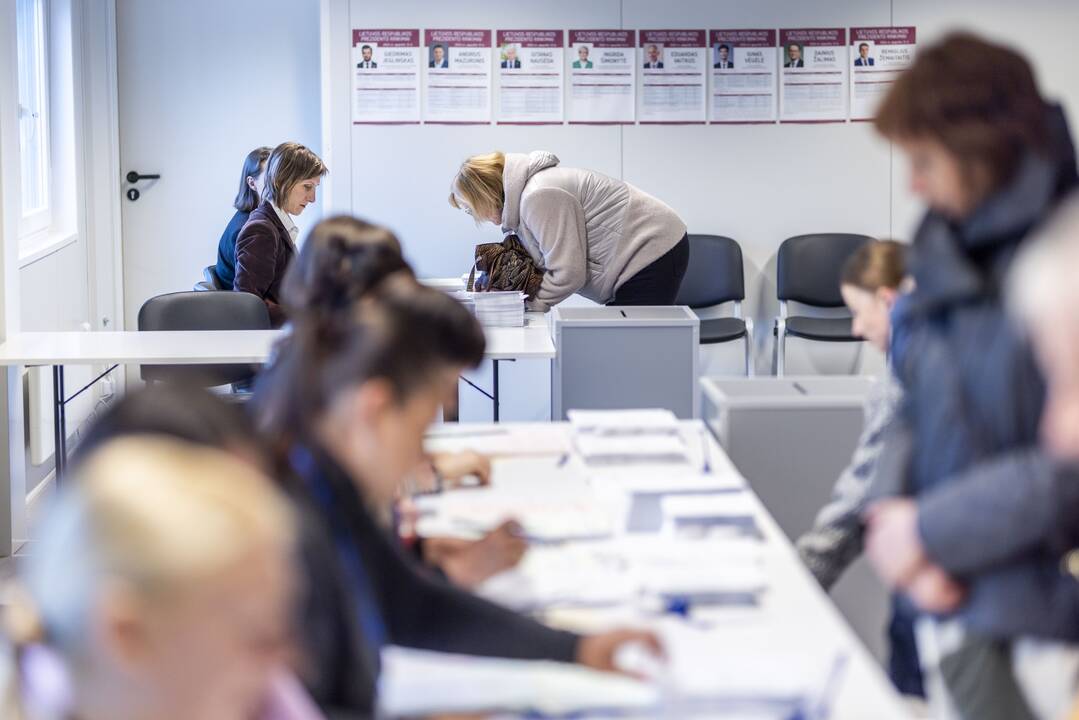 Prasidėjo balsavimas iš anksto renkant prezidentą, pilietybės referendume