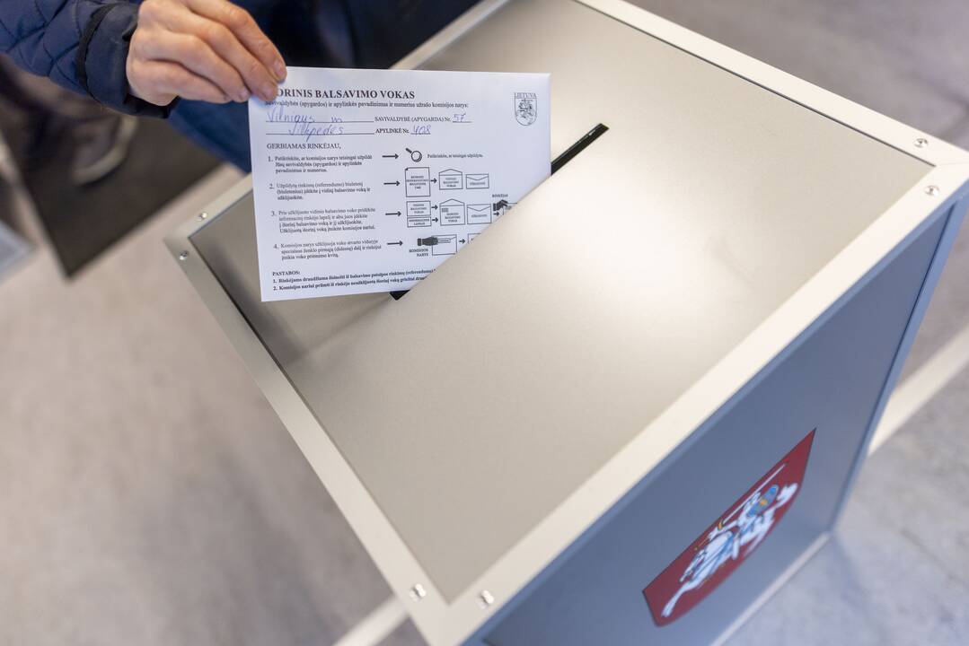 Prasidėjo balsavimas iš anksto renkant prezidentą, pilietybės referendume