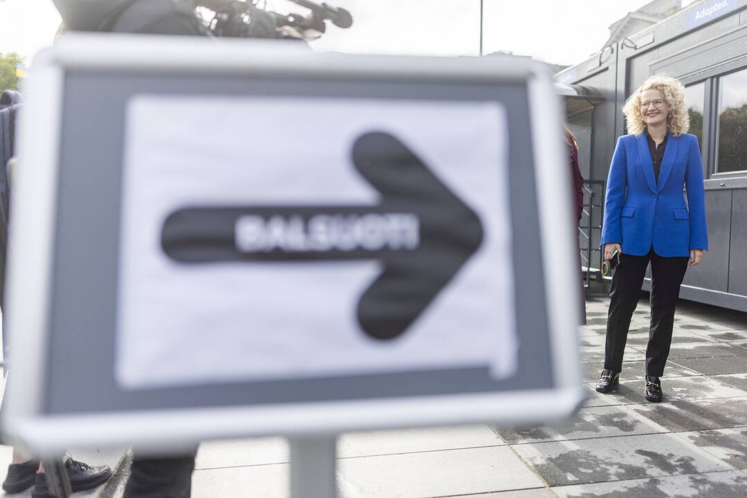 Prasidėjo balsavimas iš anksto renkant prezidentą, pilietybės referendume