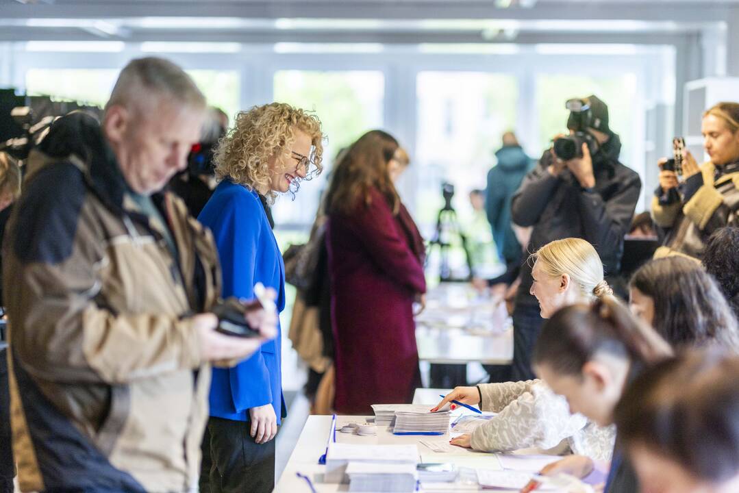 Prasidėjo balsavimas iš anksto renkant prezidentą, pilietybės referendume