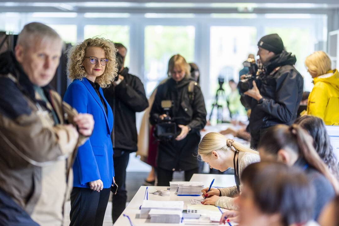 Prasidėjo balsavimas iš anksto renkant prezidentą, pilietybės referendume