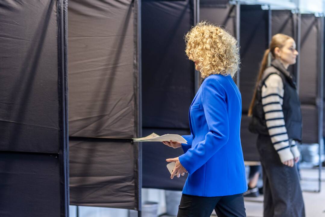 Prasidėjo balsavimas iš anksto renkant prezidentą, pilietybės referendume