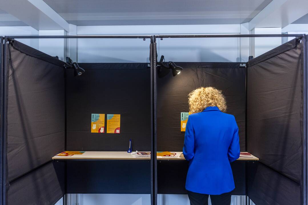 Prasidėjo balsavimas iš anksto renkant prezidentą, pilietybės referendume