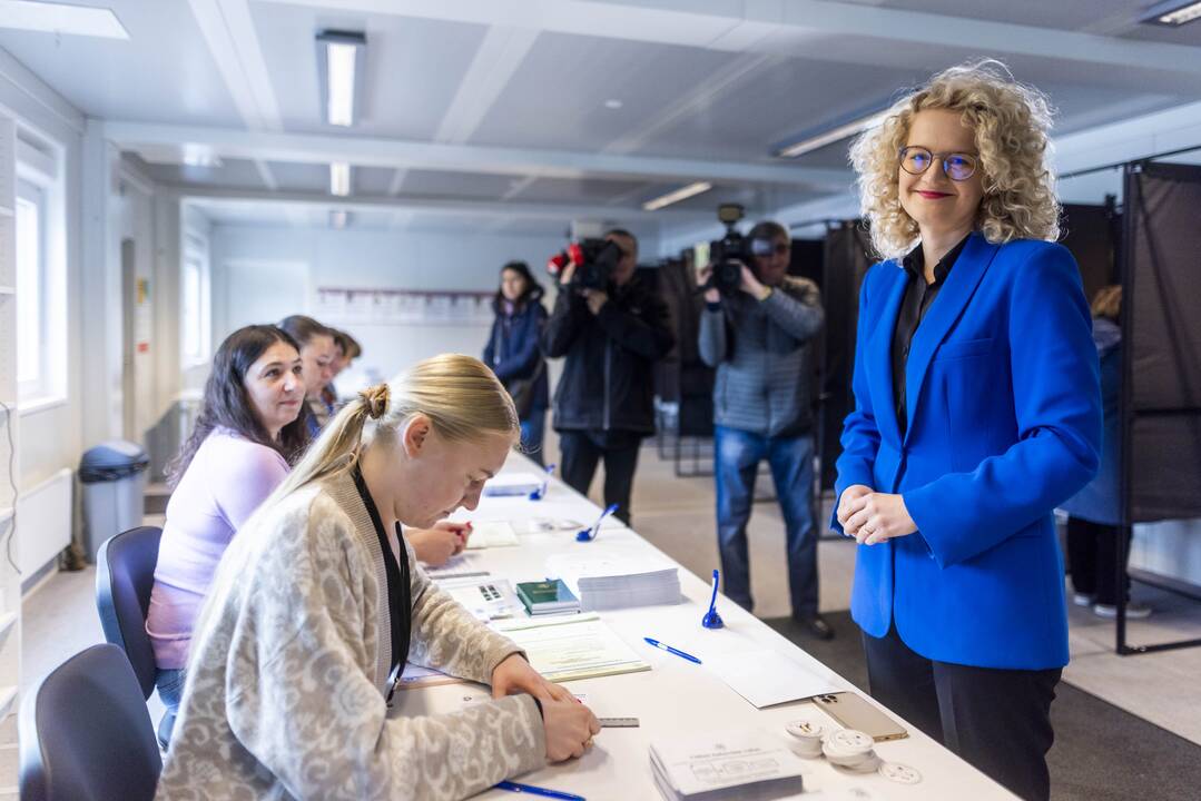 Prasidėjo balsavimas iš anksto renkant prezidentą, pilietybės referendume