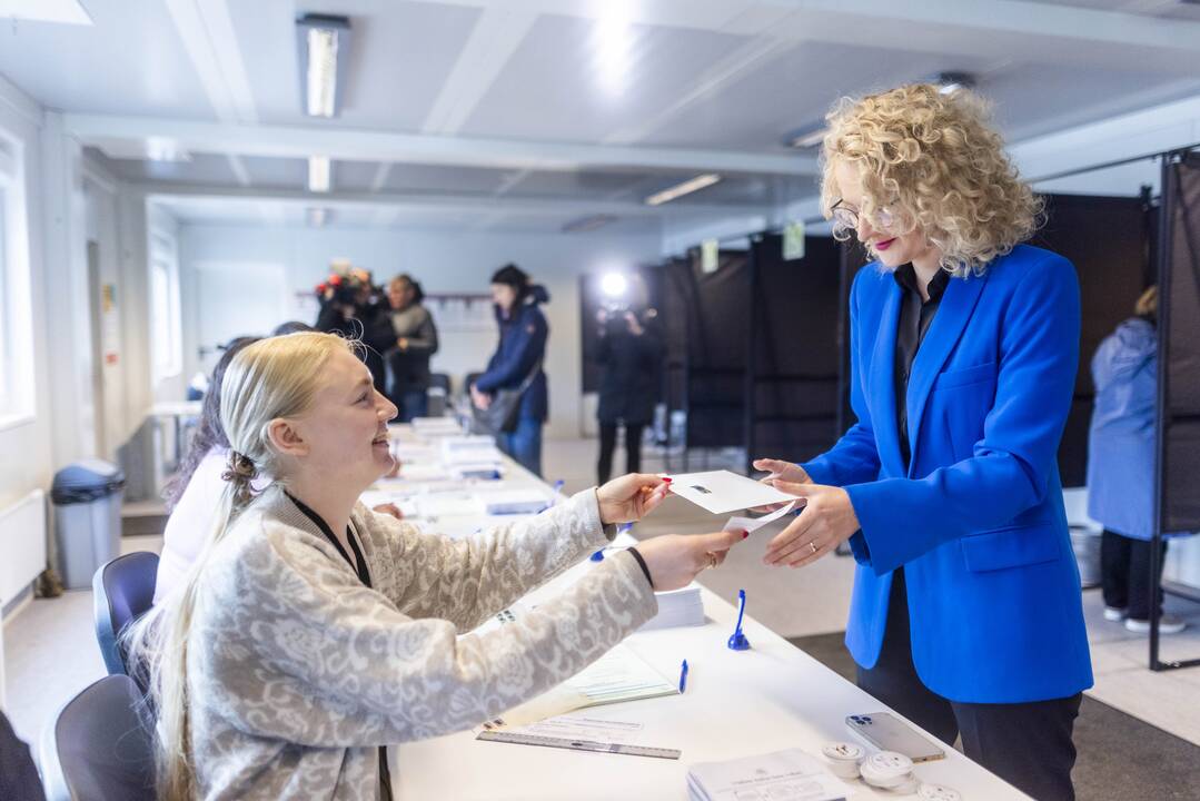 Prasidėjo balsavimas iš anksto renkant prezidentą, pilietybės referendume