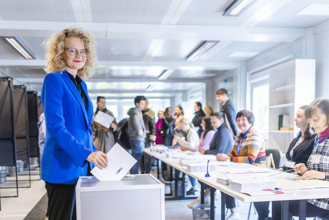 Prasidėjo balsavimas iš anksto renkant prezidentą, pilietybės referendume
