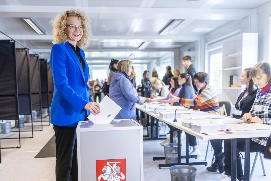 Prasidėjo balsavimas iš anksto renkant prezidentą, pilietybės referendume