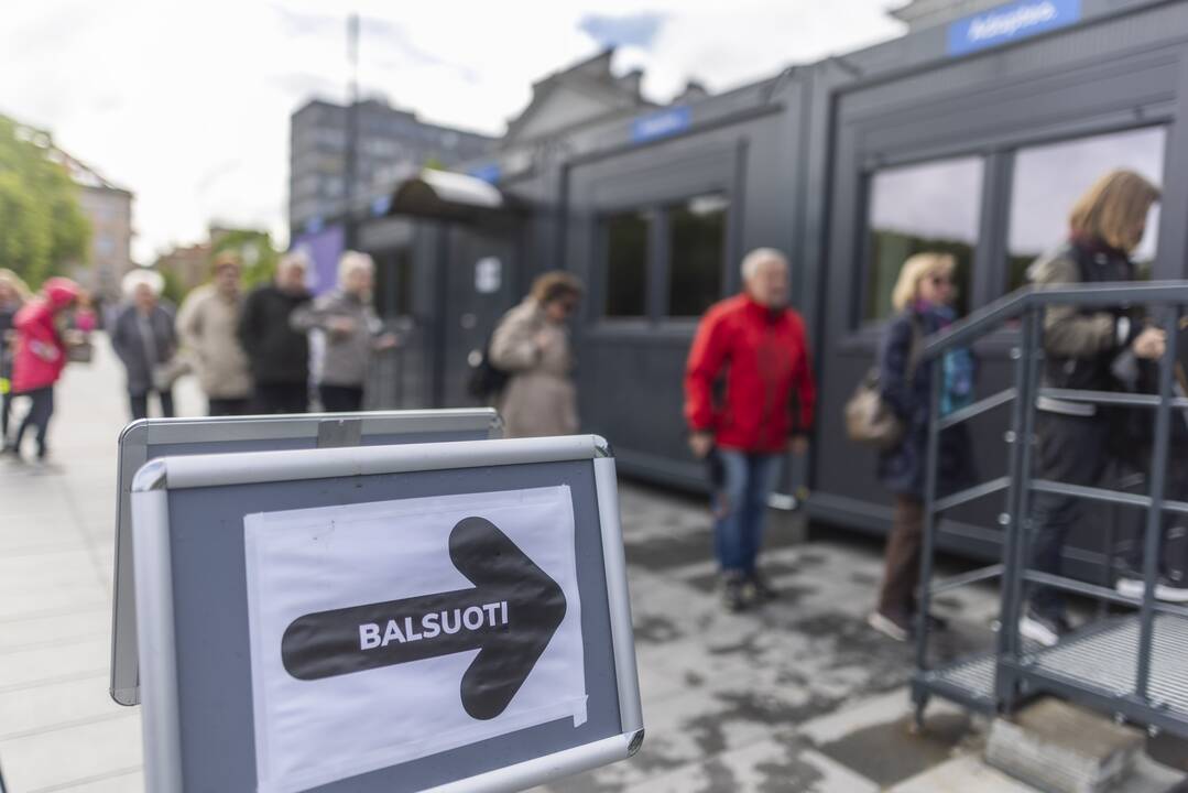 Prasidėjo balsavimas iš anksto renkant prezidentą, pilietybės referendume