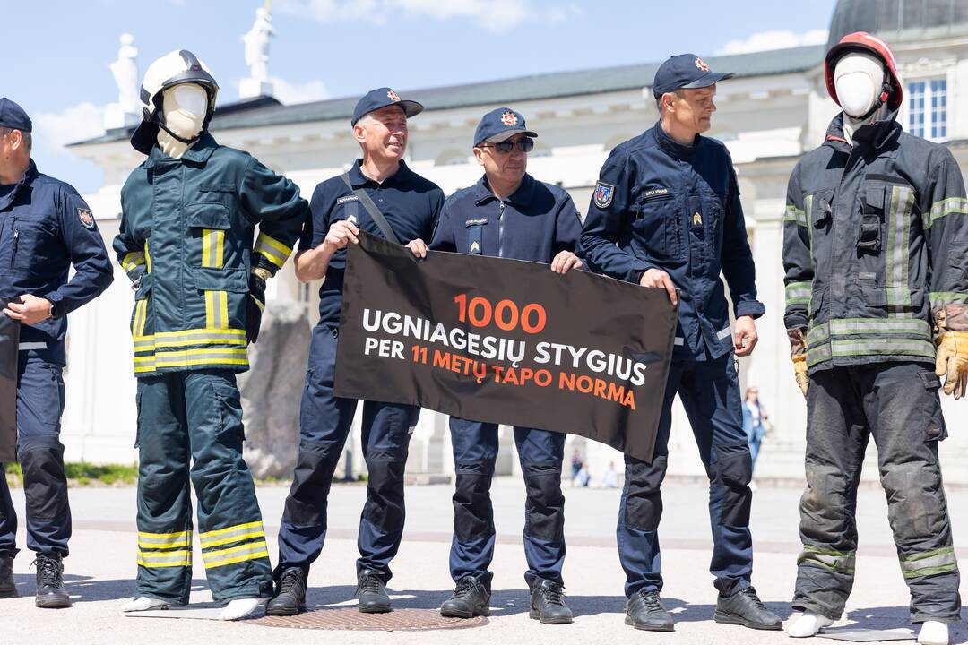 Ugniagesiai gelbėtojai piketuoja prie VRM