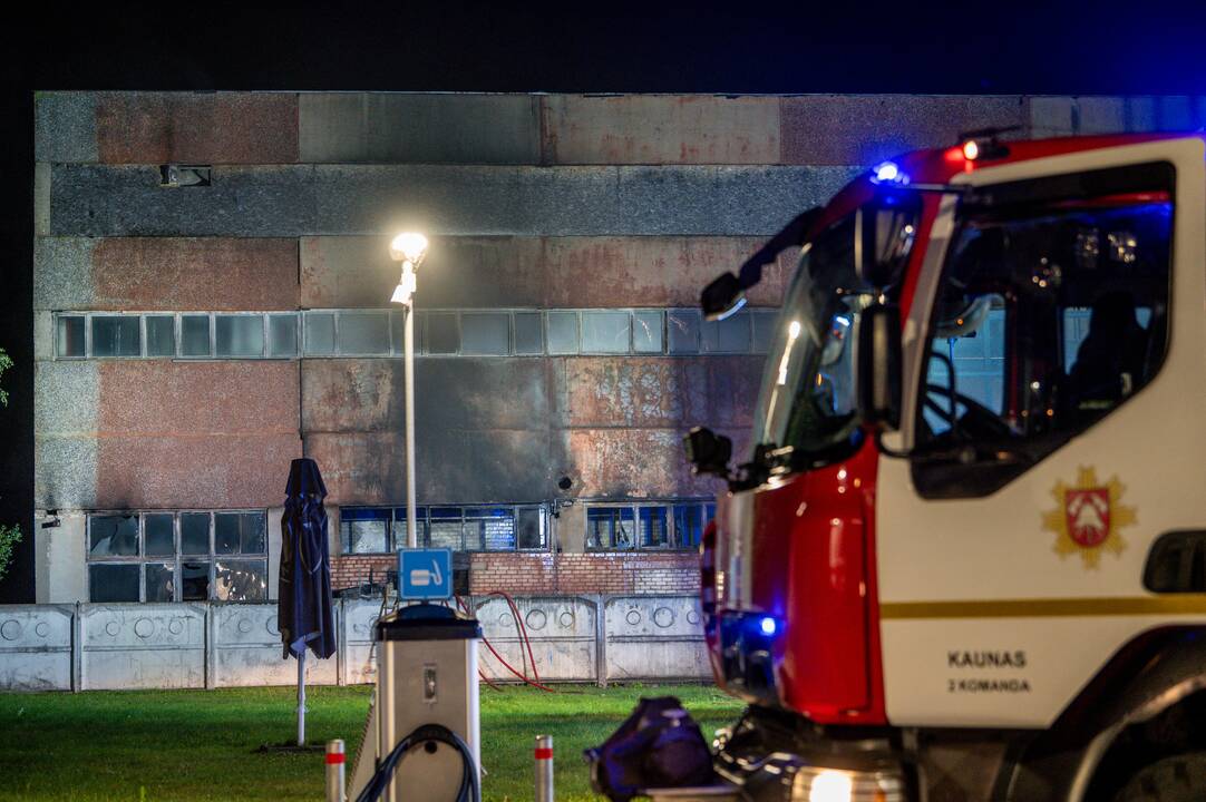 Pranešta apie Europos prospekte degantį angarą