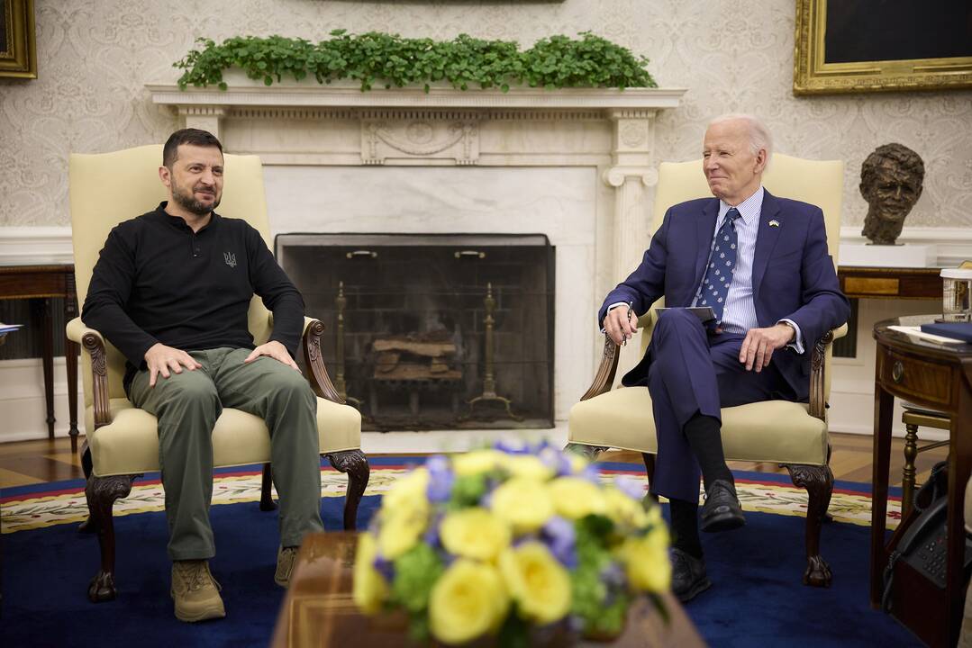 Volodymyras Zelenskis (kairėje) ir Joe Bidenas