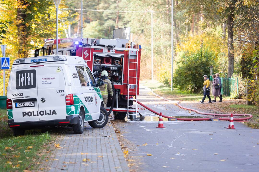 Juodšiliuose dega dviejų aukštų namas