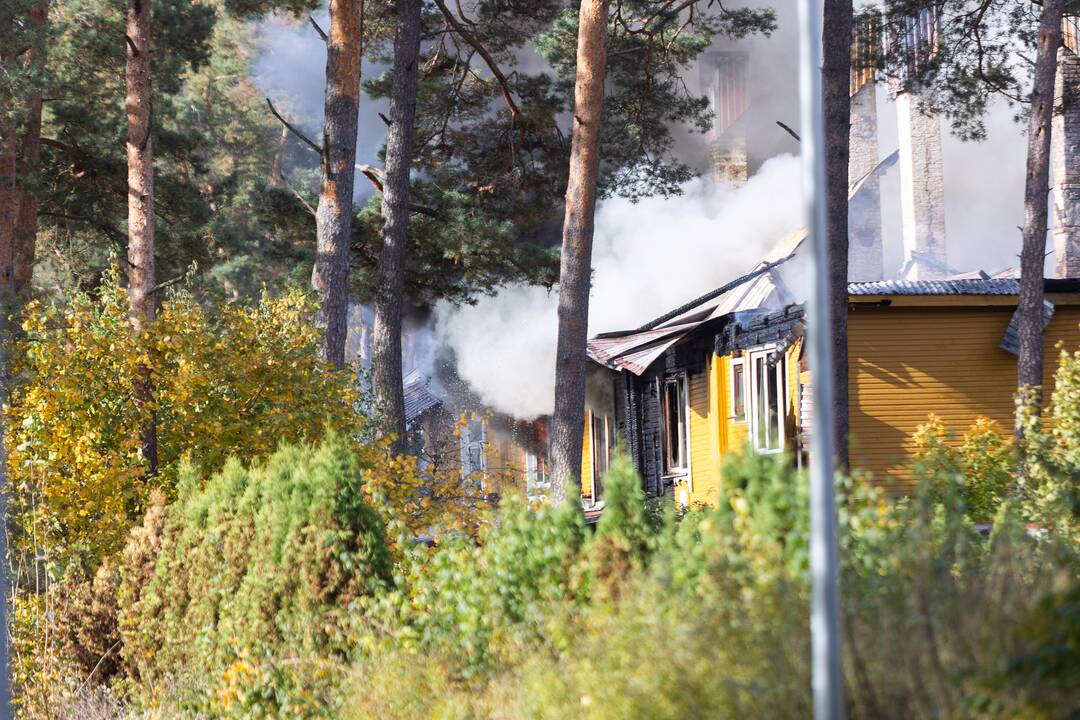 Juodšiliuose dega dviejų aukštų namas