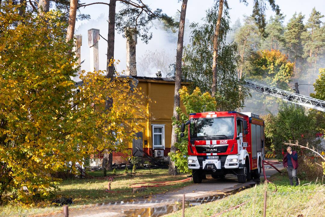 Juodšiliuose dega dviejų aukštų namas