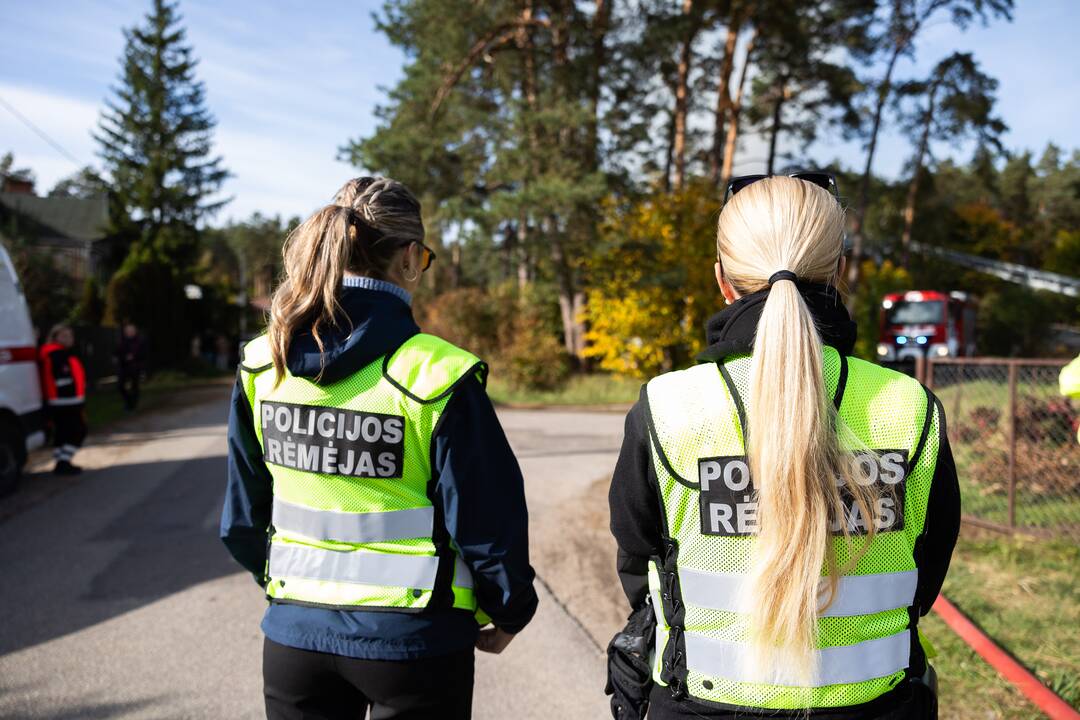 Juodšiliuose dega dviejų aukštų namas