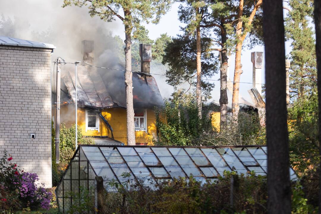 Juodšiliuose dega dviejų aukštų namas