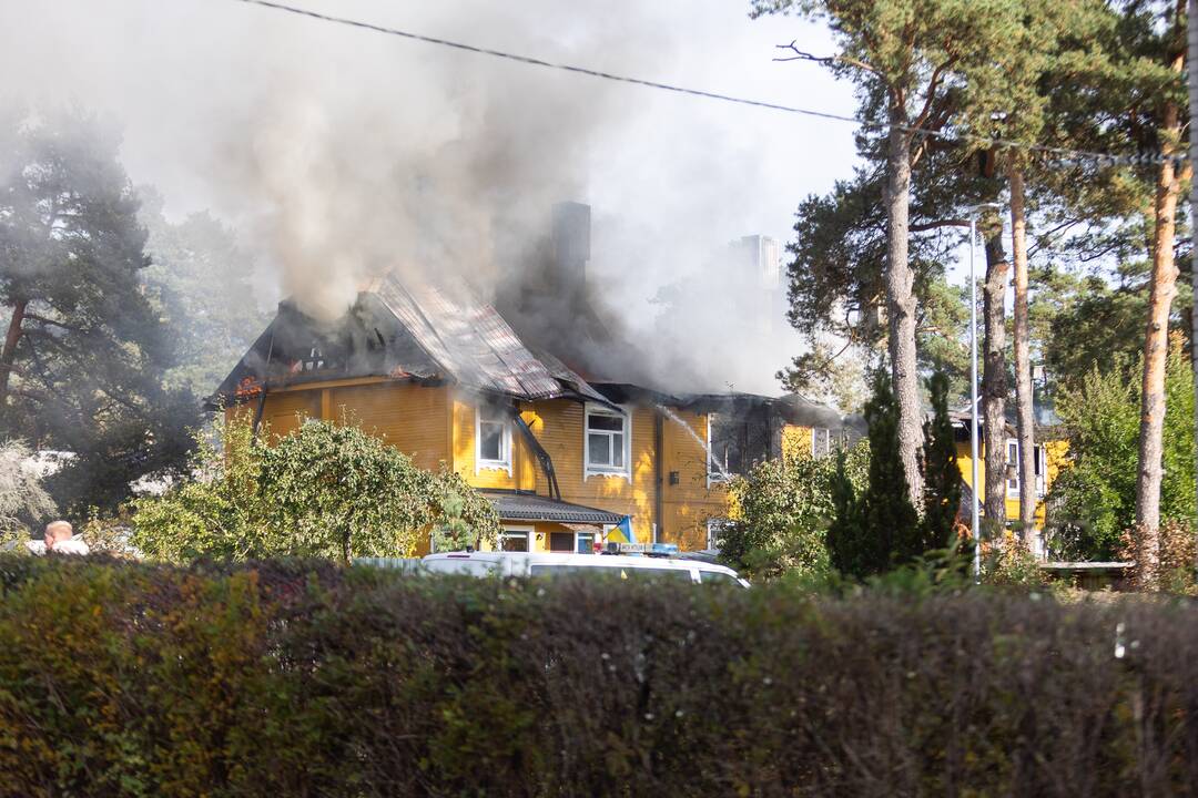 Juodšiliuose dega dviejų aukštų namas