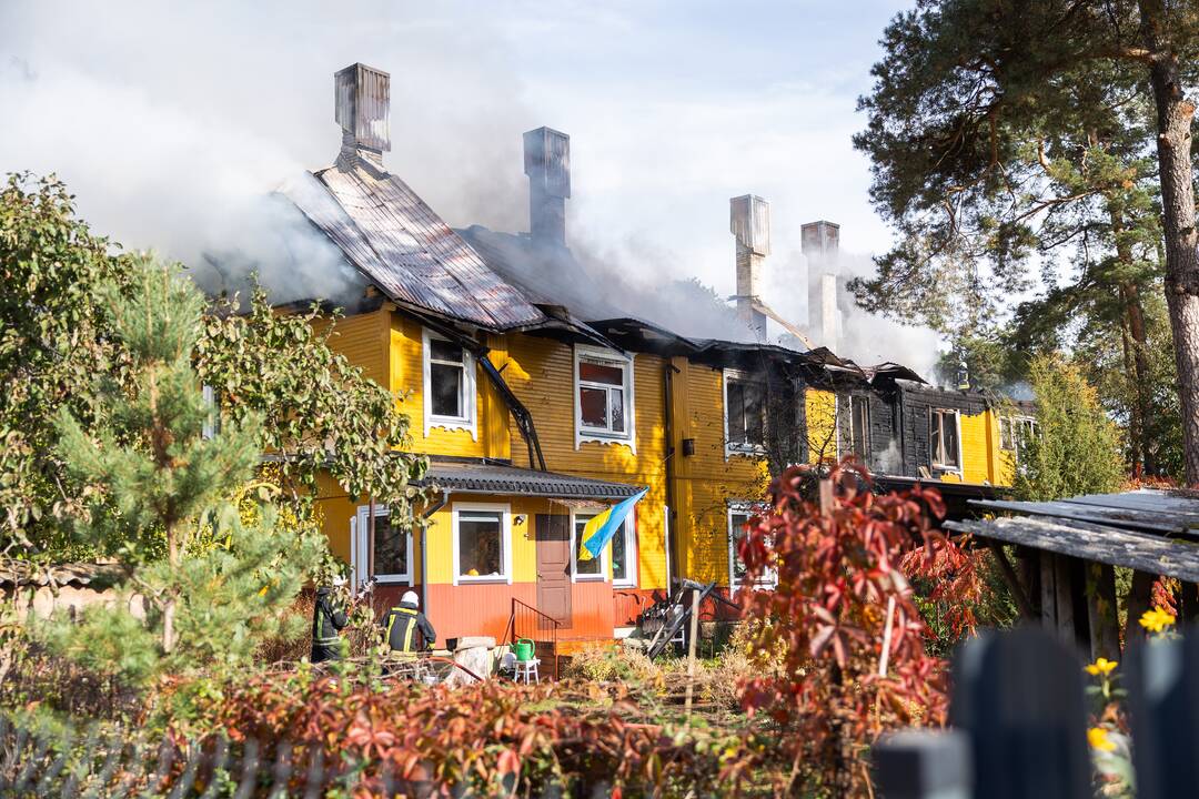 Juodšiliuose dega dviejų aukštų namas